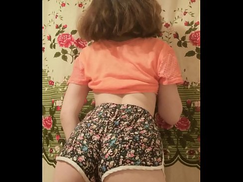 ❤️ Una ghjovana sexy si spoglia i pantaloncini davanti à a camera ️ Pornu di qualità à co.teencumpot.ru