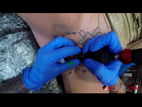 ❤️ Sully Savage, hottie estremamente tatuata, hà fattu un tatuatu nantu à u clitoris ️ Pornu di qualità à co.teencumpot.ru